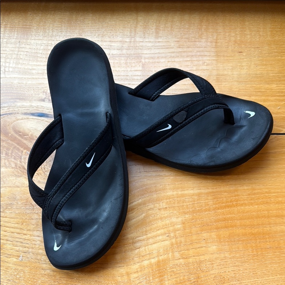 🎁 free with any purchase. Nike Women's Black Sandals with White Accents